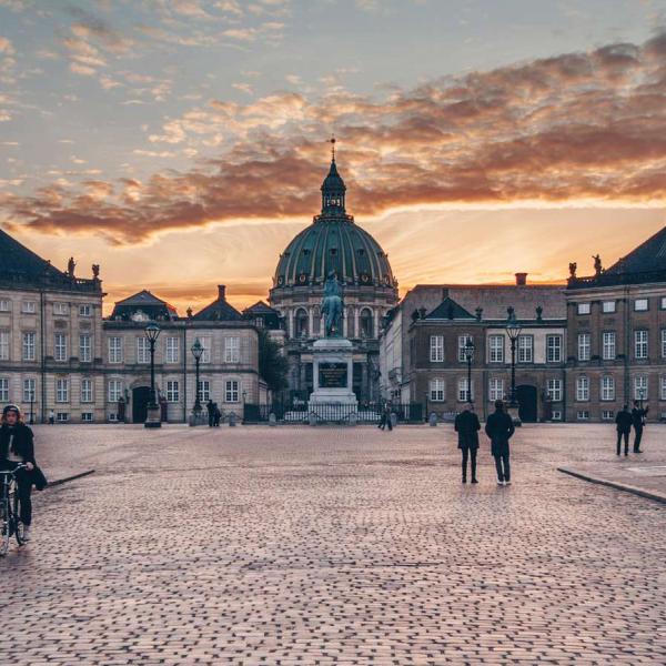 Amalienborg Slotsplads og Marmorkirken i København. 