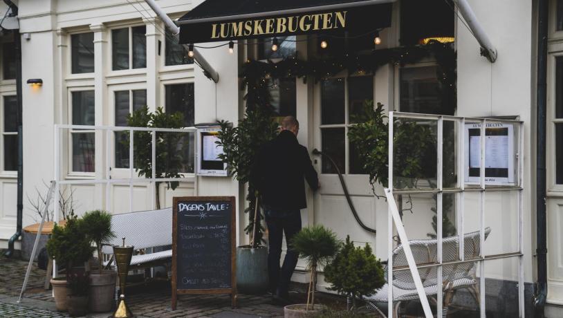 Restaurant Lumskebugten serves classic Danish dishes including smørrebrød and is also a perfect vegetarian and vega option in Copenhagen.