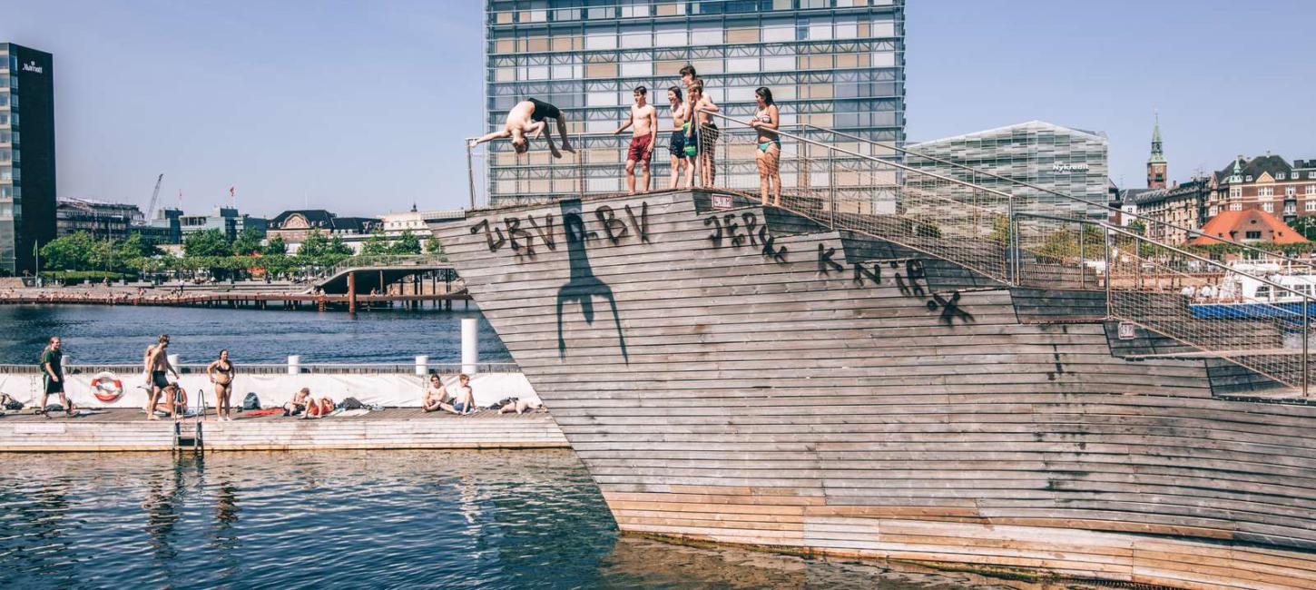 Man kan svømme i Københavns rene havn. Bl.a. ved Islands Brygge Havnebad-