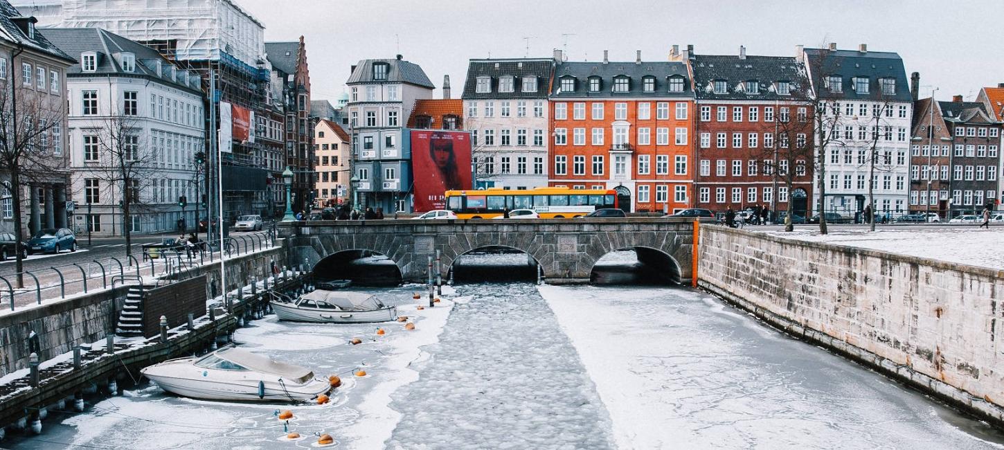 Vinter i Frederiksholms Kanal i Københavns hjerte.