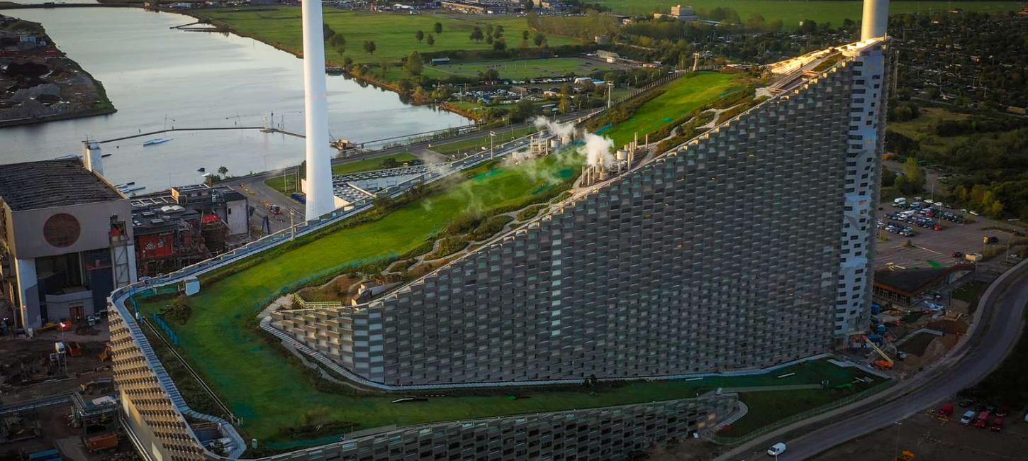 På CopenHill, som er tegnet af BIG - Bjarke Ingels Group, kan du klatre på verdens højeste klatrevæg, vandre og stå på ski ned ad taget på det enorme forbrændingsanlæg på Amager..