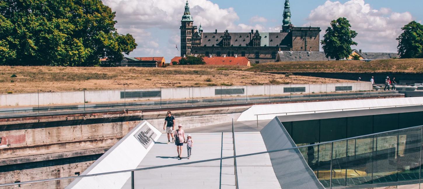 Indgangen til M/S Museet for Søfart med Kronborg Slot i baggrunden.