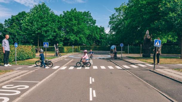 Børn med cykler på Trafiklegepladsen i Fælledparken.