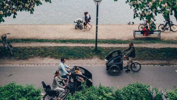 Cargo bikes by the lake | Astrid Maria Rasmussen