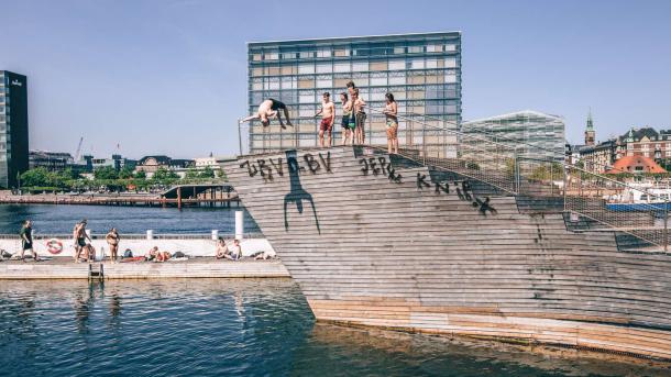 Man kan svømme i Københavns rene havn. Bl.a. ved Islands Brygge Havnebad-