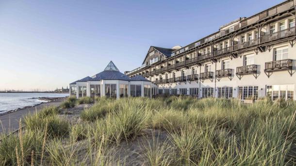 Marienlyst Stranhotel i Helsingør i de små klitter ud mod Øresund og med udsigt til Kronborg Slot.