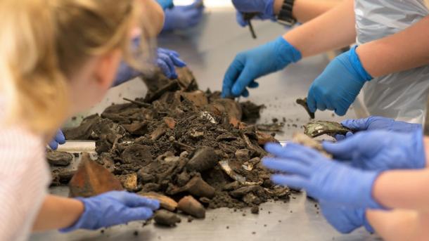 Børn på opdagelse i Arkæologisk Værksted i ferien.