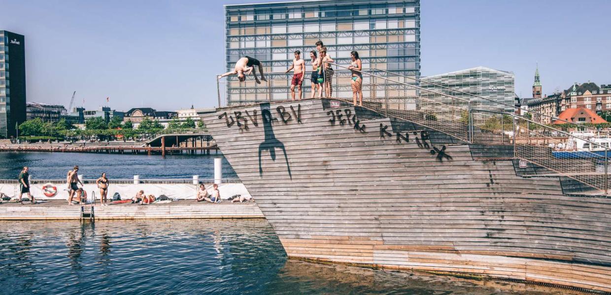 Man kan svømme i Københavns rene havn. Bl.a. ved Islands Brygge Havnebad-