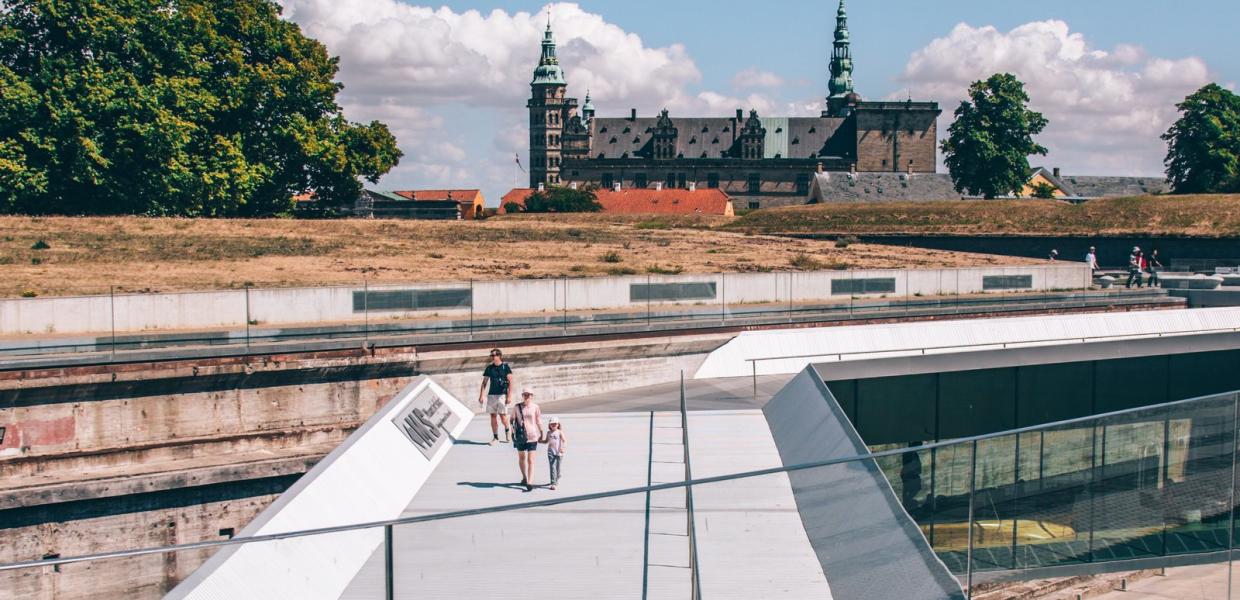 Indgangen til M/S Museet for Søfart med Kronborg Slot i baggrunden.