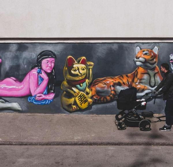 En far på gåtur med barnevogn i Vesterbros gader.