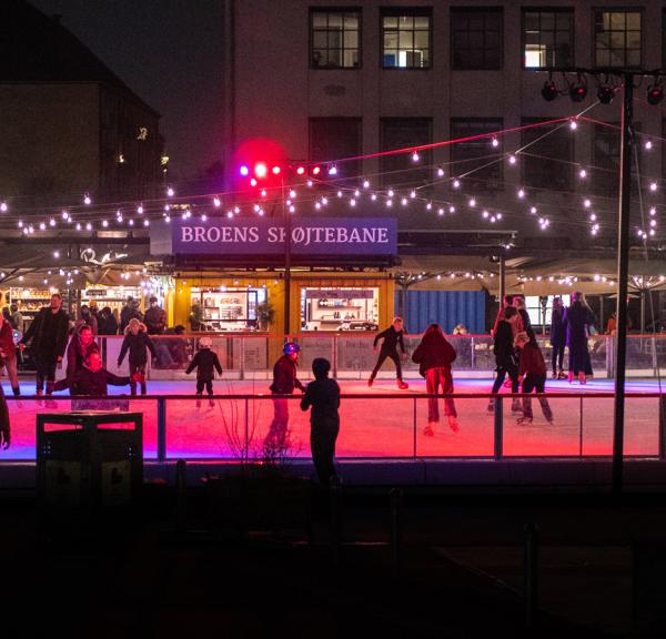 Københavnsk julestemning på Broens Skøjtebane.