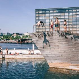 Man kan svømme i Københavns rene havn. Bl.a. ved Islands Brygge Havnebad-
