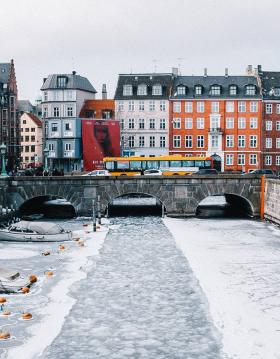 Vinter i Frederiksholms Kanal i Københavns hjerte.