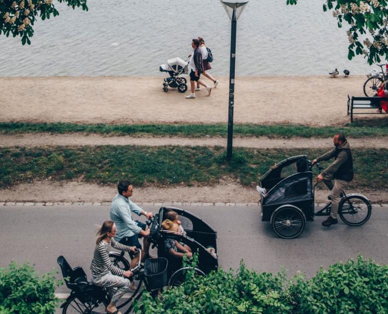 Cargo bikes by the lake | Astrid Maria Rasmussen