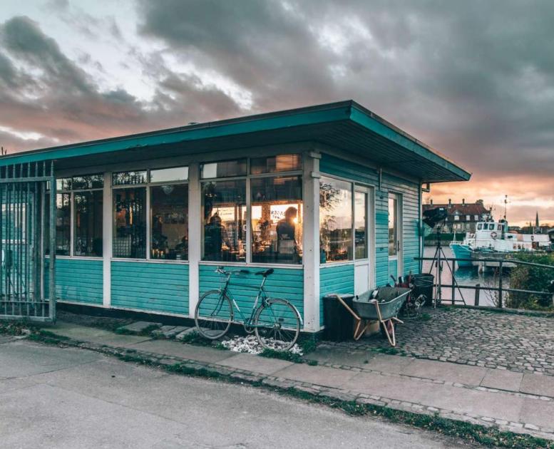 Wine with a view and that special Refshaleøen vibe at La Banchina