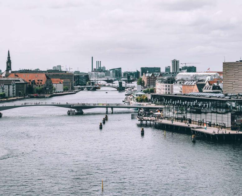 Udsigt ned gennem Københavns Inderhavn med Inderhavnsbroen og Skuespilhuset i forgrunden.