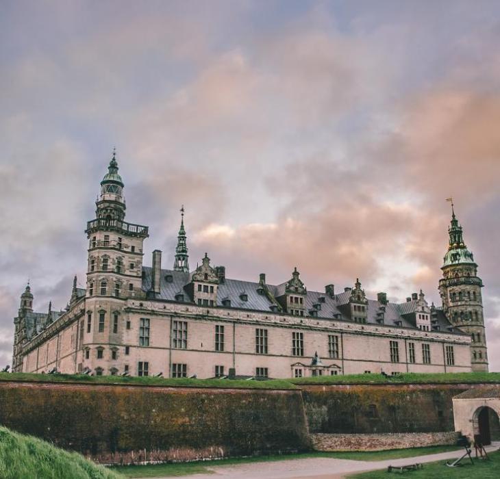 Kom indenfor på Kronborg Slot i Helsingør. Kendt fra Shakespeares klassiker Hamlet.