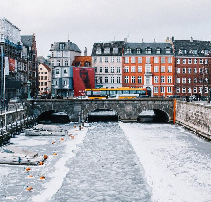 Vinter i Frederiksholms Kanal i Københavns hjerte.